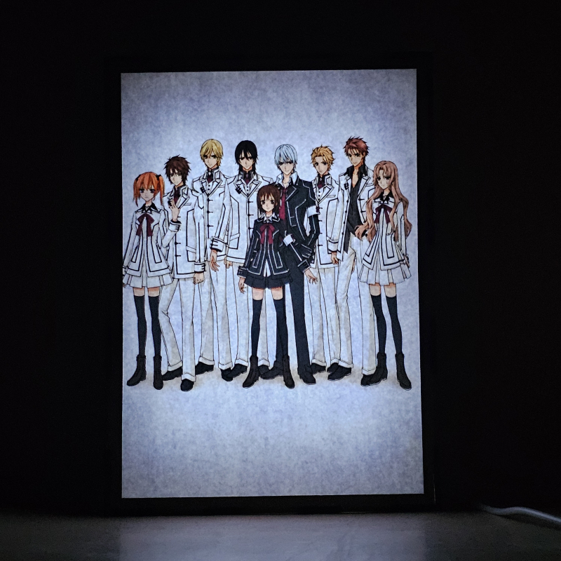 Lámpara ánime/manga  Vampire Knight  con doble imagen del grupo Rima Toya, Senri Shiki, Takuma Ichijo, Kaname Kuran, Yuki Cross, Zero Kiryu y Hanabusa Aido, vista encendida, donde se revela la ilustración completa al encender la luz LED.