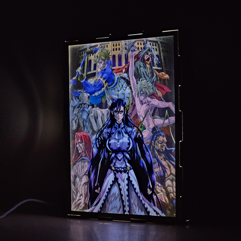 Lámpara ánime/manga  Record Of Ragnarok  con doble imagen del grupo Brunhilda, Kojiro Sasaki, Lü Bu Fengxian, Adán, Zeus, Thor y Poseidón, vista encendida, donde se revela la ilustración completa al encender la luz LED.