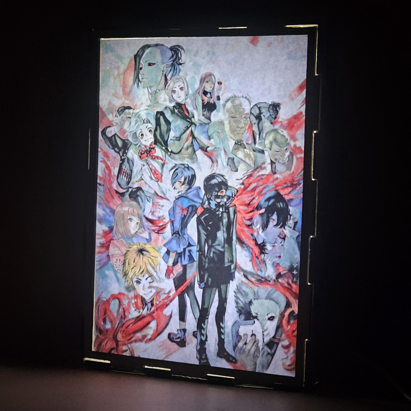Lámpara ánime/manga  Tokyo Ghoul  con doble imagen del grupo Ken Kaneki, Touka Kirishima, Hide, Juuzou Suzuya, Uta, Rize Kamishiro y Hinami Fueguchi, vista encendida, donde se revela la ilustración completa al encender la luz LED.