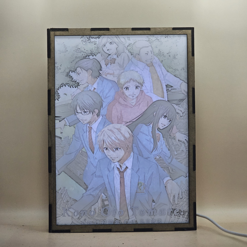 Lámpara ánime/manga  Kono Oto Tomare! Sounds of Life  con doble imagen del grupo Chika Kudo, Takezo Kurata, Satowa Hozuki, Kota Mizuhara, Saneyasu Adachi, Hiro Kurusu y Michitaka Sakai, vista encendida, con luz ambiente, donde se revela la ilustración completa al encender la luz LED.