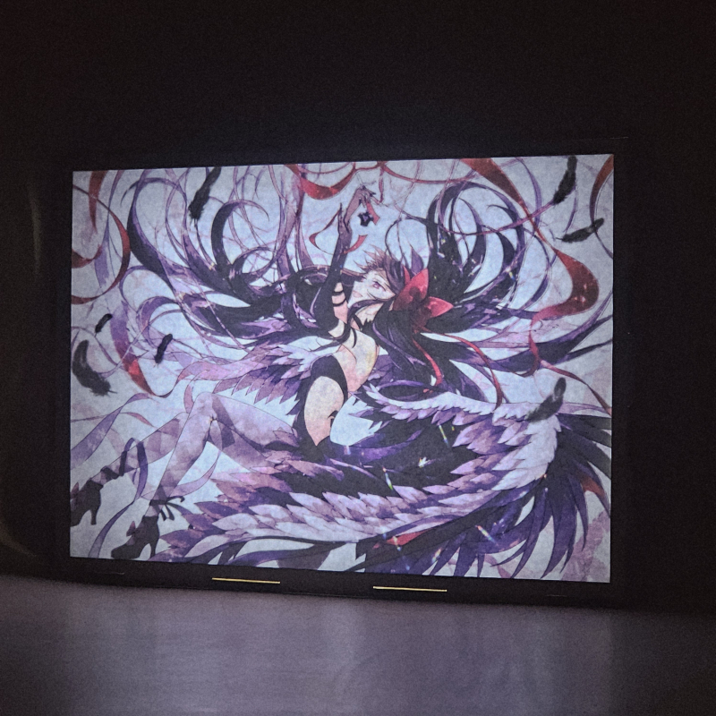 Lámpara ánime/manga  Puella Magi Madoka Magica  con doble imagen del personaje Homura Akemi, vista encendida, donde se revela la ilustración completa al encender la luz LED.