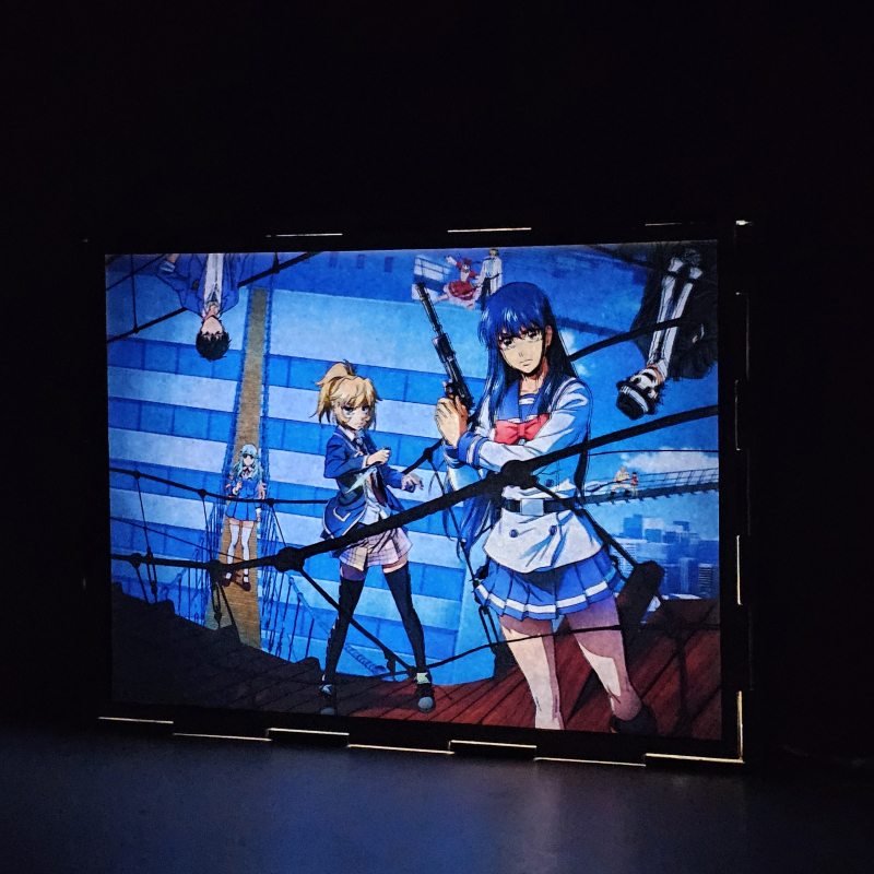 Lámpara ánime/manga  Tenku Shinpan  con doble imagen del grupo Yuri Honjo, Mayuko Nise, Kuon Shinzaki y Rika Honjo, vista encendida, donde se revela la ilustración completa al encender la luz LED.