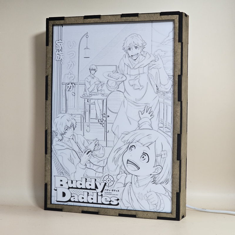 Lámpara ánime  Buddy Daddies  con doble imagen del grupo Kazuki Kurusu, Rei Suwa, Miri Unasaka y Kyūtarō Kugi, vista apagada, se esconde la imágen de atras.