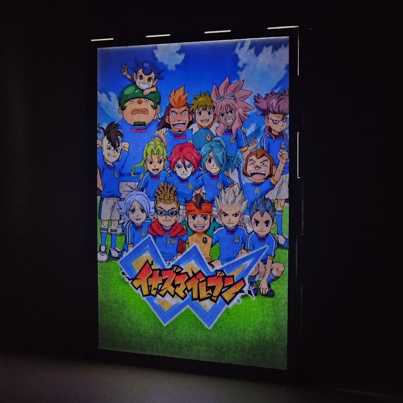 Lámpara ánime/manga  Inazuma Eleven  con doble imagen del grupo Mark Evans, Axel Blaze, Jude Sharp, Nathan Swift, Shawn Frost, Austin Hobbes, Caleb Stonewall, Xavier Foster, Claude Beacons, Bryce Withingale, Archer Hawkins, Thor Stoutberg, Kabeyama Heigorou y Darren LaChance, vista encendida, donde se revela la ilustración completa al encender la luz LED.