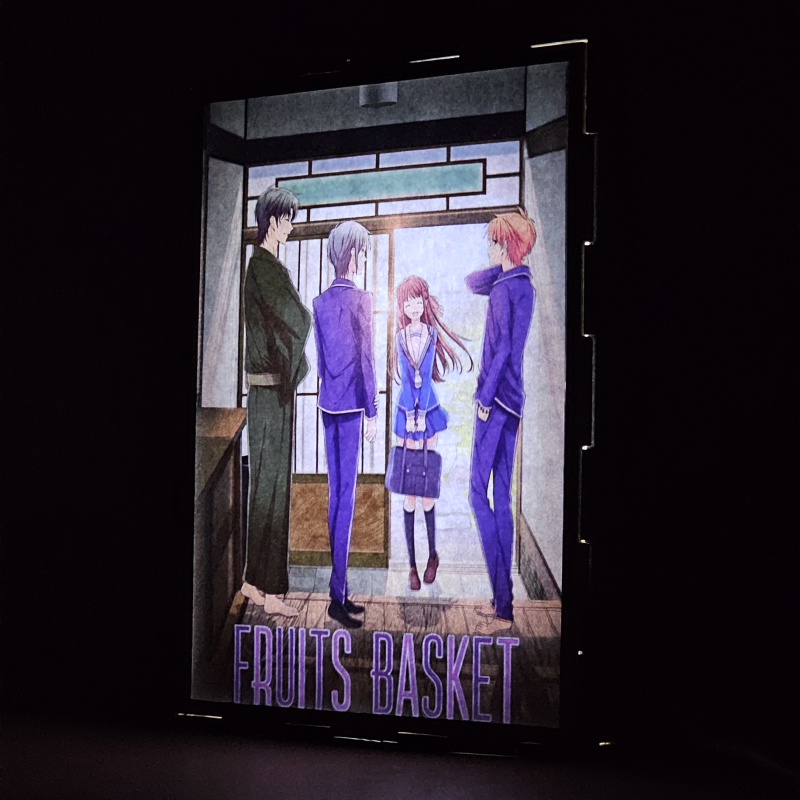 Lámpara ánime/manga  Fruit Basket  con doble imagen del grupo Tohru Honda, Yuki Sohma, Shigure Sohma y Kyo Sohma, vista encendida, donde se revela la ilustración completa al encender la luz LED.