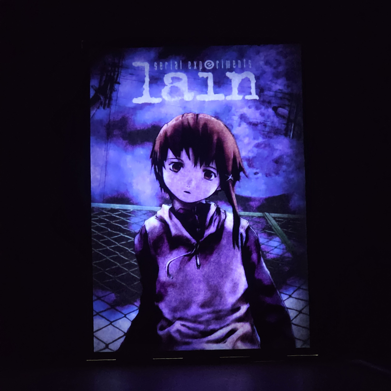 Lámpara ánime/manga  Serial experiments lain  con doble imagen del personaje Lain Iwakura, vista encendida, donde se revela la ilustración completa al encender la luz LED.