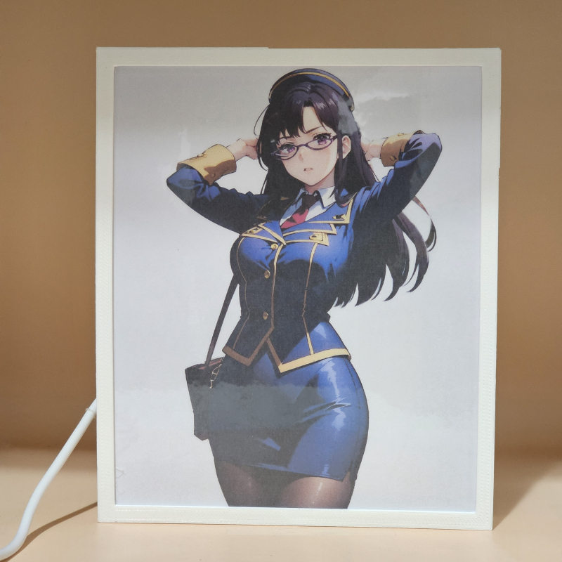 Lámpara ánime/manga  KonoSuba  con doble imagen del personaje Sena, vista apagada, se esconde la imágen de atras.