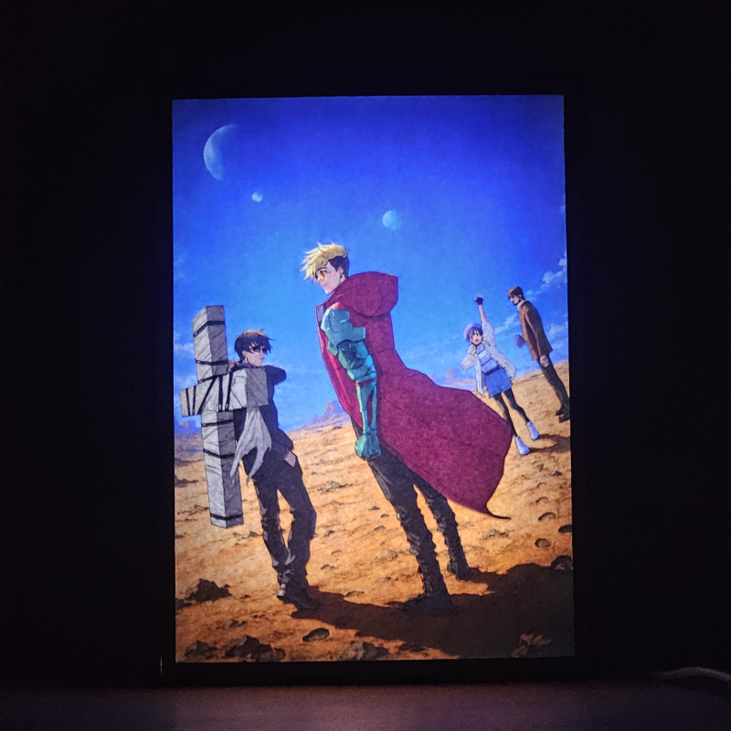 Lámpara ánime/manga  Trigun  con doble imagen del grupo Nicholas D. Wolfwood, Vash the Stampede, Roberto De Niro y Meryl Stryfe, vista encendida, donde se revela la ilustración completa al encender la luz LED.