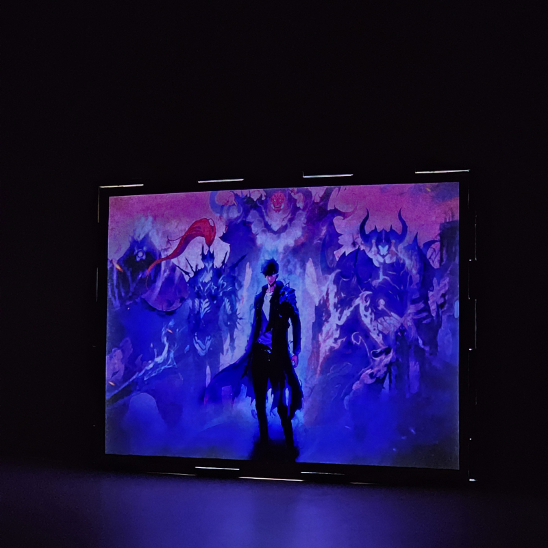 Lámpara ánime/manga  Solo Leveling  con doble imagen del grupo Kim Chul, Tank, Igris, Kargalgan y Sung Jinwoo, vista encendida, donde se revela la ilustración completa al encender la luz LED.