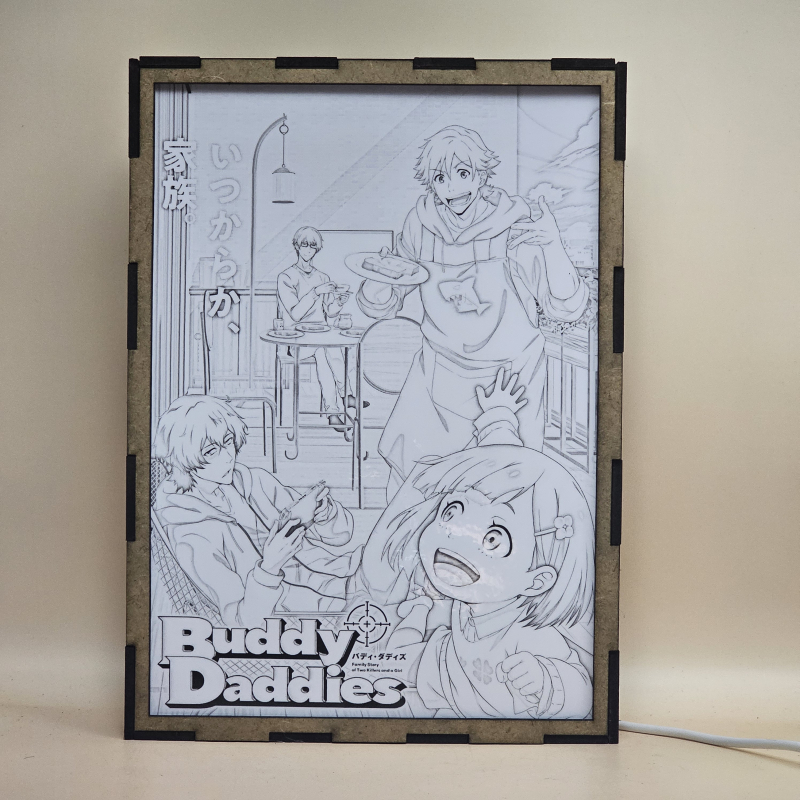 Lámpara ánime  Buddy Daddies  con doble imagen del grupo Kazuki Kurusu, Rei Suwa, Miri Unasaka y Kyūtarō Kugi, vista apagada, se esconde la imágen de atras.