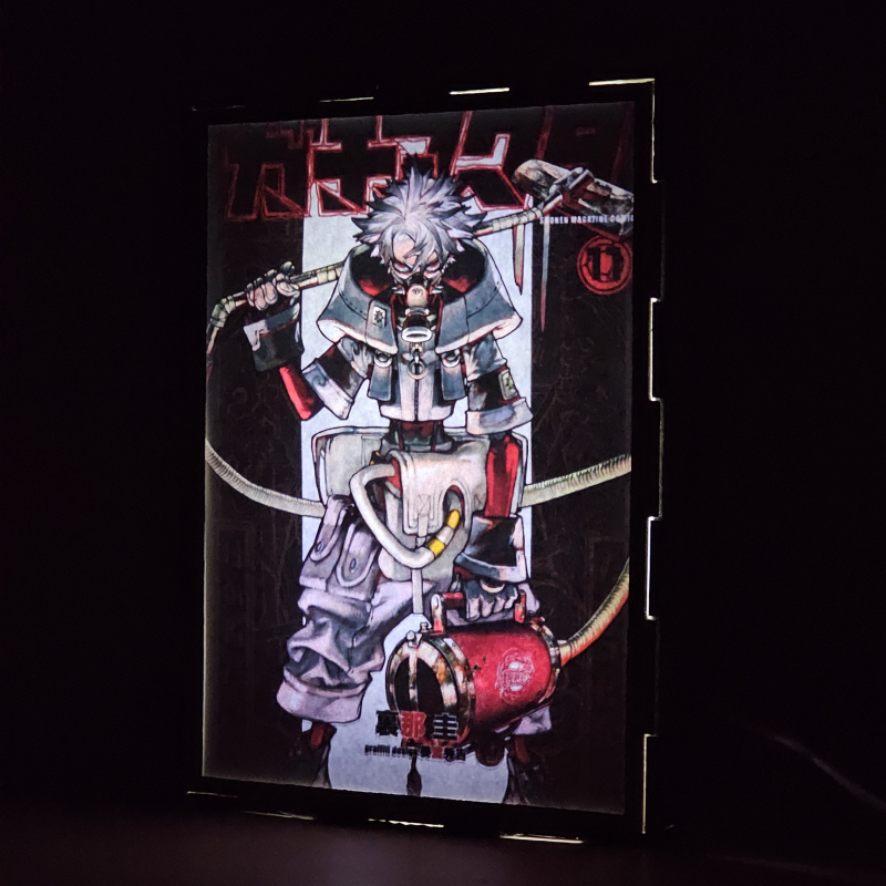 Lámpara ánime/manga  Gachiakuta  con doble imagen del personaje Rudo Surebrec, vista encendida, donde se revela la ilustración completa al encender la luz LED.