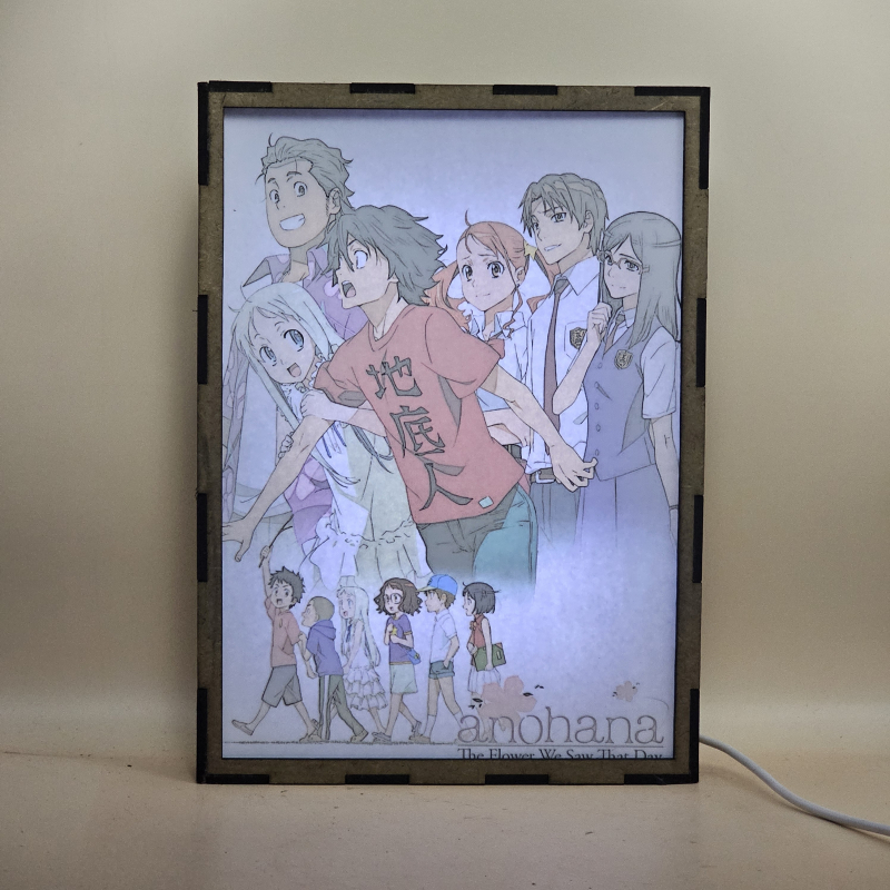 Lámpara ánime/manga  Anohana  con doble imagen del grupo Jintan, Menma, Anaru, Yukiatsu, Tsuruko y Poppo, vista encendida, con luz ambiente, donde se revela la ilustración completa al encender la luz LED.