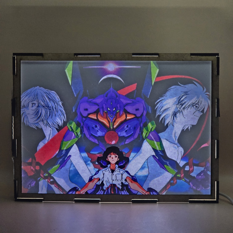 Lámpara ánime/manga  Evangelion  con doble imagen del grupo Rei Ayanami, Shinji Ikari, Kaworu Nagisa y EVA Unit-01, vista encendida, con luz ambiente, donde se revela la ilustración completa al encender la luz LED.