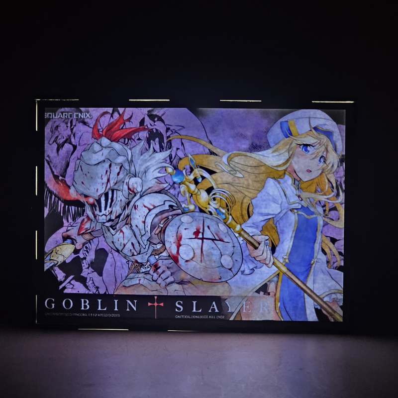 Lámpara ánime/manga  Goblin Slayer  con doble imagen de la pareja Goblin Slayer y Sacerdotisa, vista encendida, donde se revela la ilustración completa al encender la luz LED.