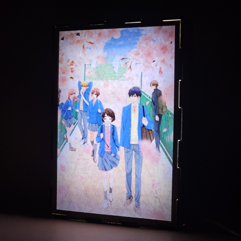 Lámpara ánime/manga  Una enfermedad llamada amor  con doble imagen del grupo Hotaru Hinase, Saki Hananoi, Hibiki Asami, Tsukiha Shibamura, Keigo Kurata y Sōhei Yao, vista encendida, donde se revela la ilustración completa al encender la luz LED.