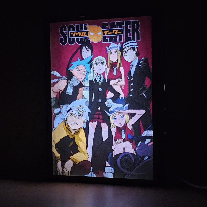 Lámpara ánime/manga  Soul Eater  con doble imagen del grupo Maka Albarn, Eater, Black☆Star, Tsubaki Nakatsukasa, Death the Kid, Liz, Patty y Blair, vista encendida, donde se revela la ilustración completa al encender la luz LED.