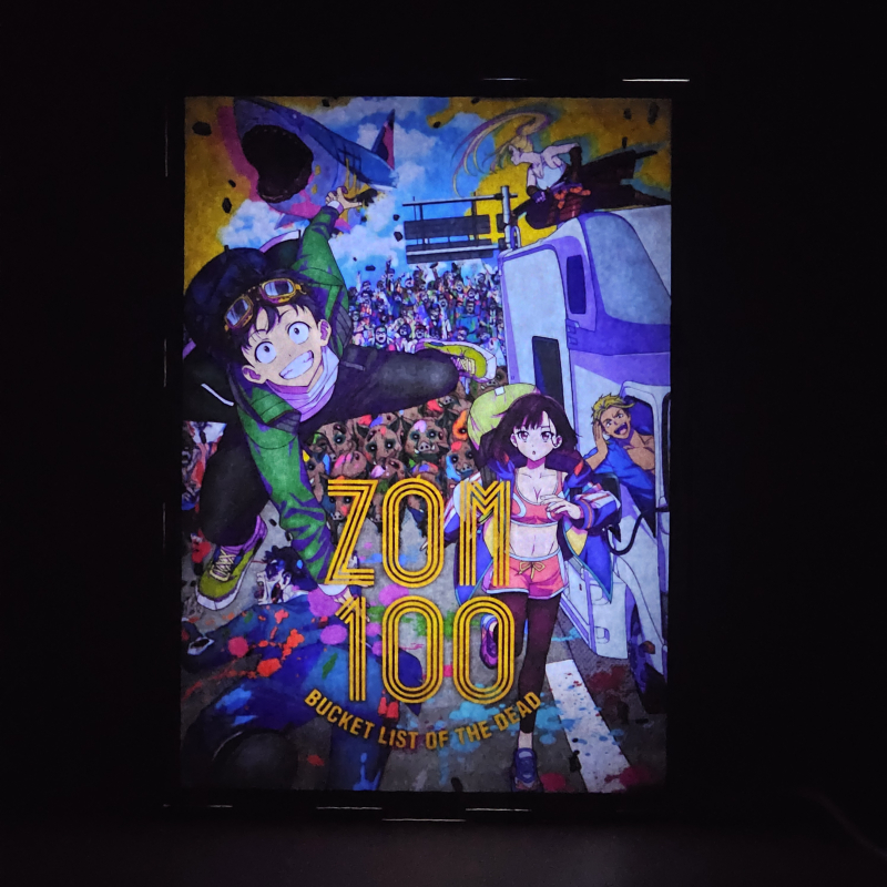 Lámpara ánime/manga  Zombie ni Naru made ni Shitai 100 no Koto  con doble imagen del grupo Akira Tendo, Shizuka Mikazuki, Kencho y Beatrix Amerhauser, vista encendida, donde se revela la ilustración completa al encender la luz LED.