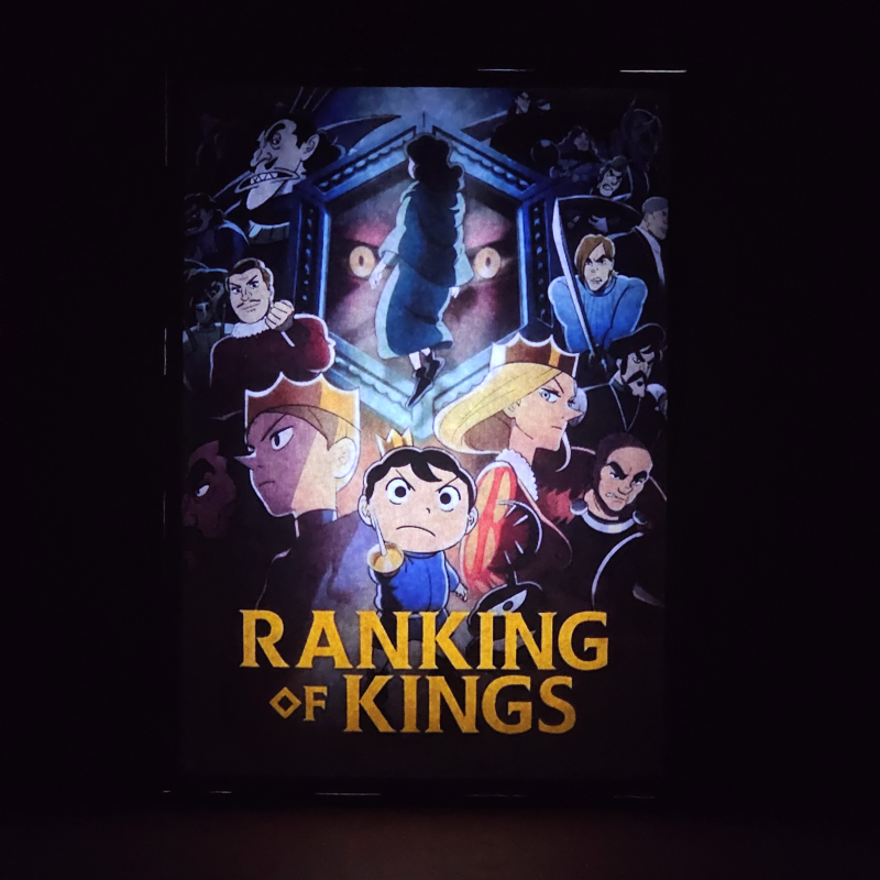 Lámpara ánime/manga  Ousama Ranking  con doble imagen del grupo Bojji, Kage, Hiling, Domas y Miranjo, vista encendida, donde se revela la ilustración completa al encender la luz LED.