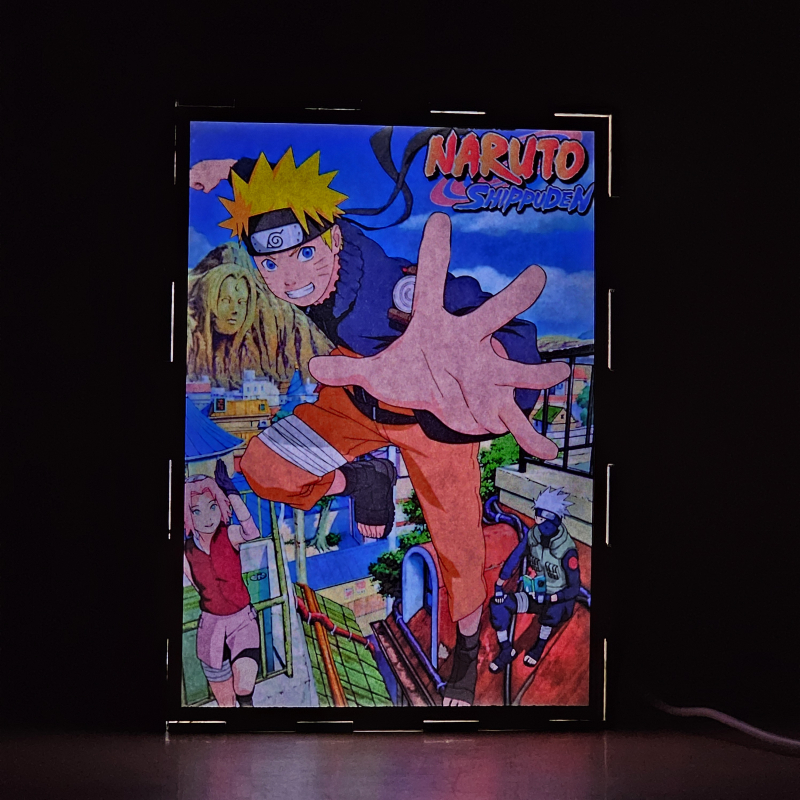 Lámpara ánime/manga  Naruto  con doble imagen del grupo Naruto Uzumaki, Sakura Haruno y Kakashi Hatake, vista encendida, donde se revela la ilustración completa al encender la luz LED.