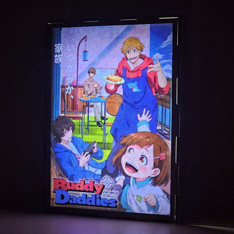 Lámpara ánime  Buddy Daddies  con doble imagen del grupo Kazuki Kurusu, Rei Suwa, Miri Unasaka y Kyūtarō Kugi, vista encendida, donde se revela la ilustración completa al encender la luz LED.