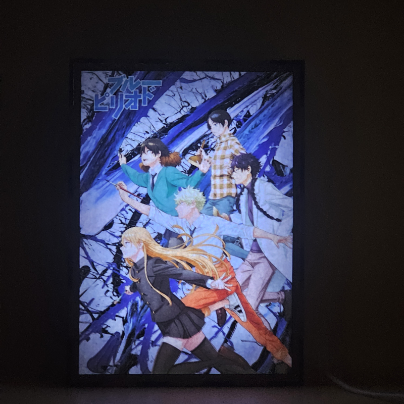 Lámpara ánime/manga  Blue Period  con doble imagen del grupo Yatora Yaguchi, Yuka, Maki Kuwana, Haruka Hashida y Yotasuke Takahashi, vista encendida, donde se revela la ilustración completa al encender la luz LED.