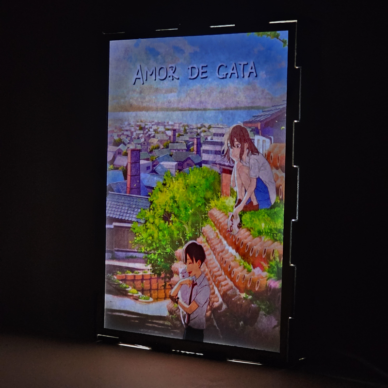Lámpara ánime  Amor de gata  con doble imagen de la pareja Miyo Sasaki y Kento Hinode, vista encendida, donde se revela la ilustración completa al encender la luz LED.