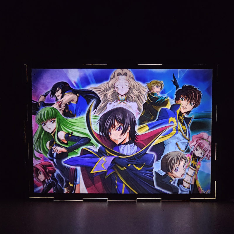 Lámpara ánime/manga  Code Geass  con doble imagen del grupo Lelouch Lamperouge, Suzaku Kururugi, C.C, Kallen Stadtfeld, Nunnally Lamperouge, Milly Ashford, Nina Einstein, Jeremiah Gottwald y Euphemia li Britannia, vista encendida, donde se revela la ilustración completa al encender la luz LED.