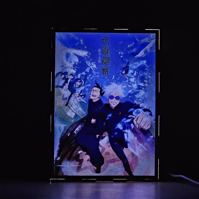 Lámpara ánime/manga  Jujutsu Kaisen  con doble imagen del grupo Satoru Gojo, Suguru Geto, Toji Fushiguro y Riko Amanai, vista encendida, donde se revela la ilustración completa al encender la luz LED.