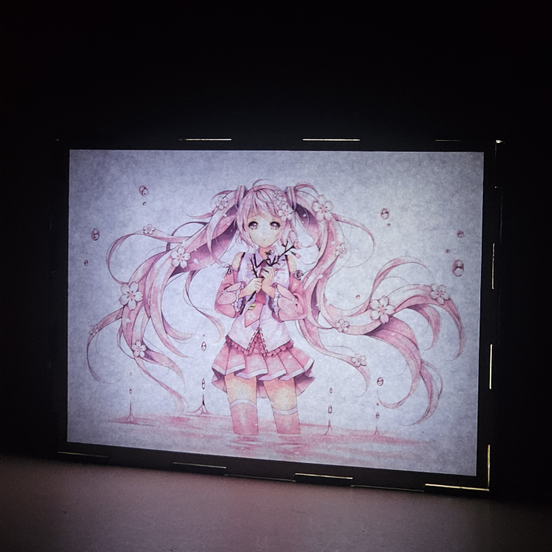 Lámpara ánime  Miku Hatsune  con doble imagen del personaje Miku Hatsune, vista encendida, donde se revela la ilustración completa al encender la luz LED.