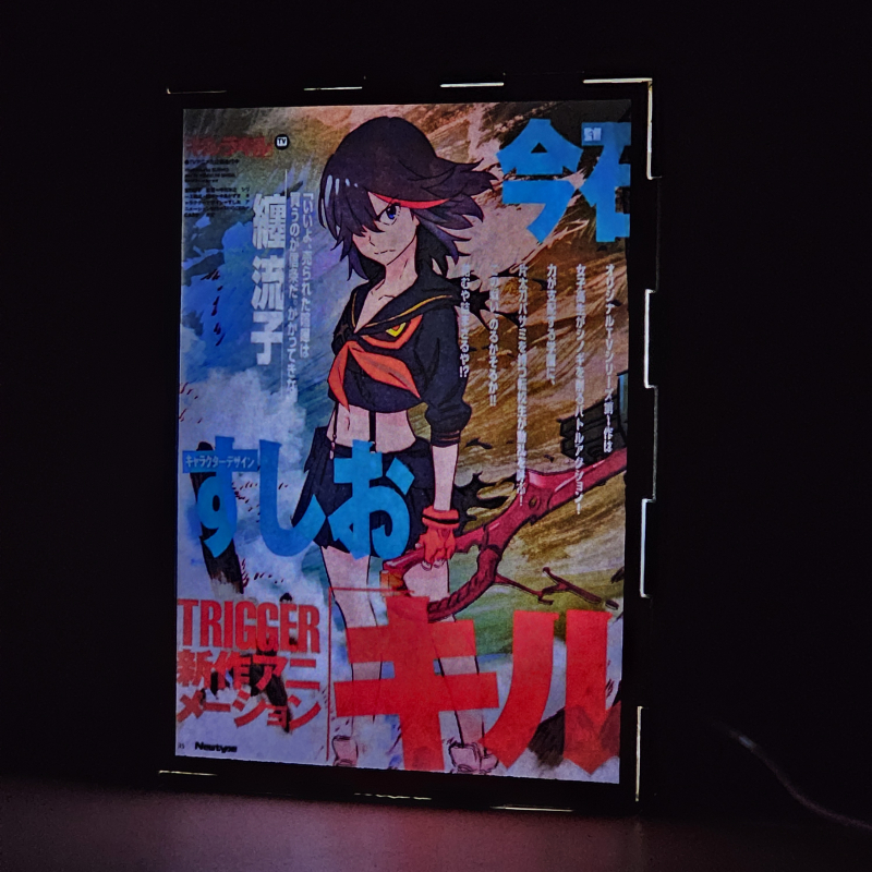 Lámpara ánime/manga  Kill la Kill  con doble imagen del personaje Ryuko Matoi, vista encendida, donde se revela la ilustración completa al encender la luz LED.