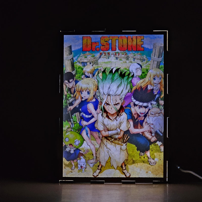 Lámpara ánime/manga  DR. Stone  con doble imagen del grupo Senkuu Ishigami, Kohaku, Gen Asagiri, Chrome, Ruri, Suika, Ginro, Kinro y Kaseki, vista encendida, donde se revela la ilustración completa al encender la luz LED.