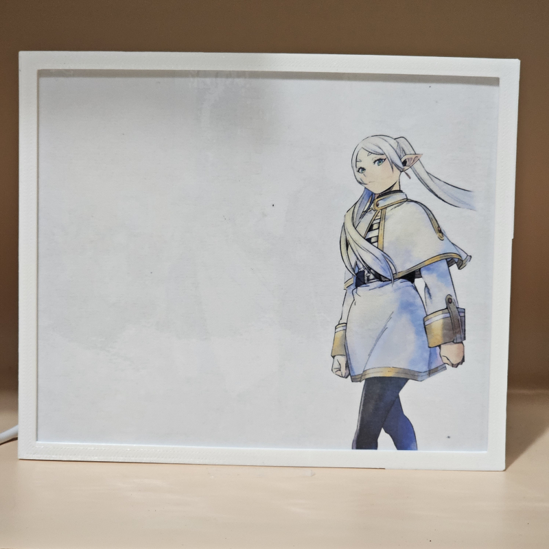 Lámpara ánime/manga  Frieren  con doble imagen del grupo Frieren, Himmel y Heiter, vista apagada, se esconde la imágen de atras.