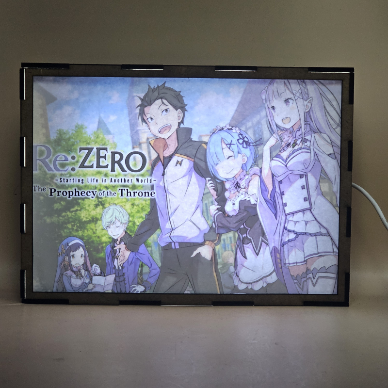 Lámpara ánime/manga  Re:Zero  con doble imagen del grupo Subaru Natsuki, Emilia, Rem, Melty Pristis y Tiga Rauleon, vista encendida, con luz ambiente, donde se revela la ilustración completa al encender la luz LED.