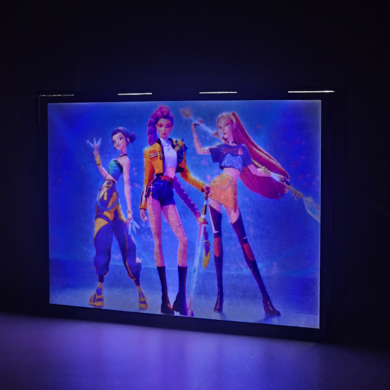 Lámpara ánime/manga  K-Pop Demon Hunters  con doble imagen del grupo Rumi, Zoey y Mira, vista encendida, donde se revela la ilustración completa al encender la luz LED.