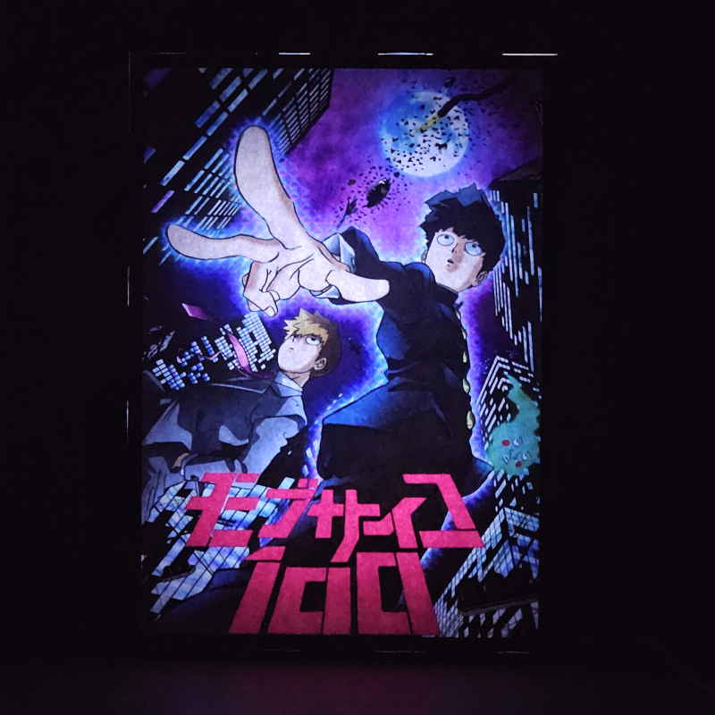 Lámpara ánime/manga  Mob Psycho 100  con doble imagen del grupo Shigeo Kageyama, Arataka Reigen y Ekubo, vista encendida, donde se revela la ilustración completa al encender la luz LED.
