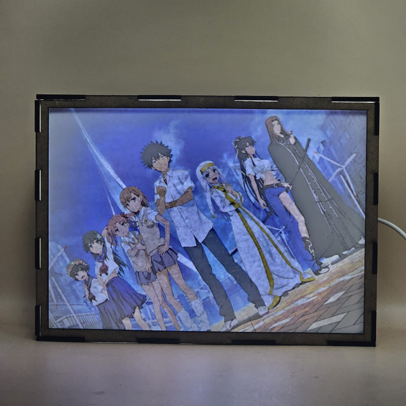 Lámpara ánime/manga  Toaru Majutsu no Index  con doble imagen del grupo Uiharu Kazari, Stiyl Magnus, Kanzaki Kaori, Index, Kamijou Touma, Misaka Mikoto, Shirai Kuroko y Saten Ruiko, vista encendida, con luz ambiente, donde se revela la ilustración completa al encender la luz LED.