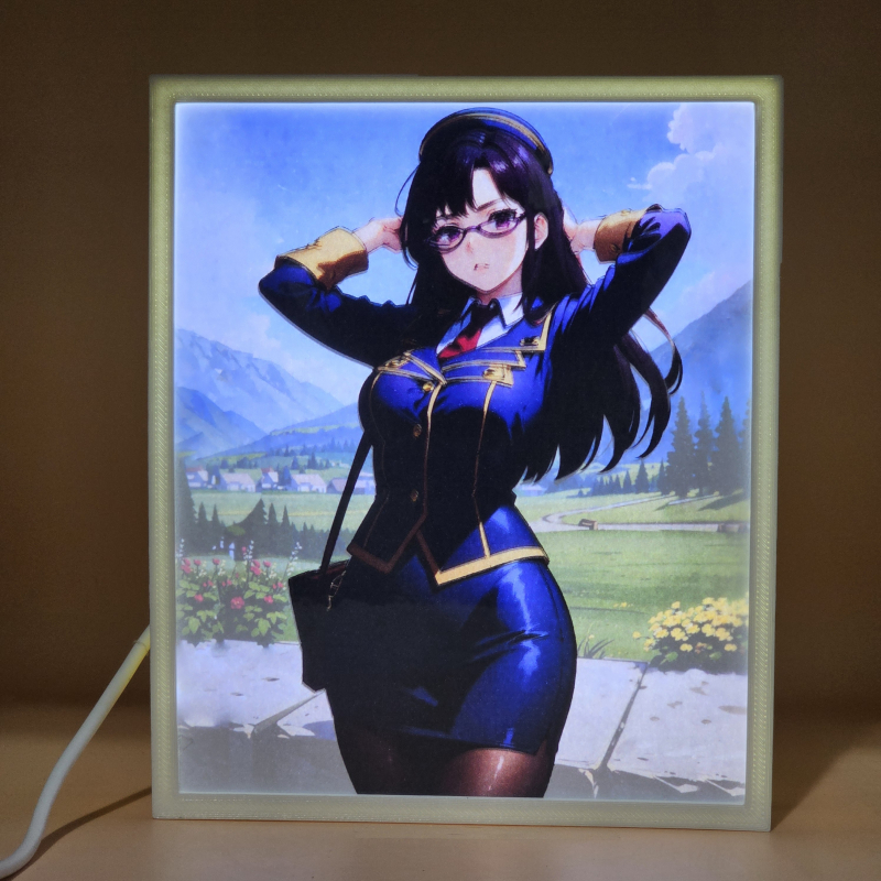 Lámpara ánime/manga  KonoSuba  con doble imagen del personaje Sena, vista encendida, donde se revela la ilustración completa al encender la luz LED.