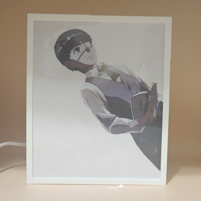 Lámpara ánime/manga  Tokyo Ghoul  con doble imagen del personaje Ken Kaneki, vista apagada, se esconde la imágen de atras.