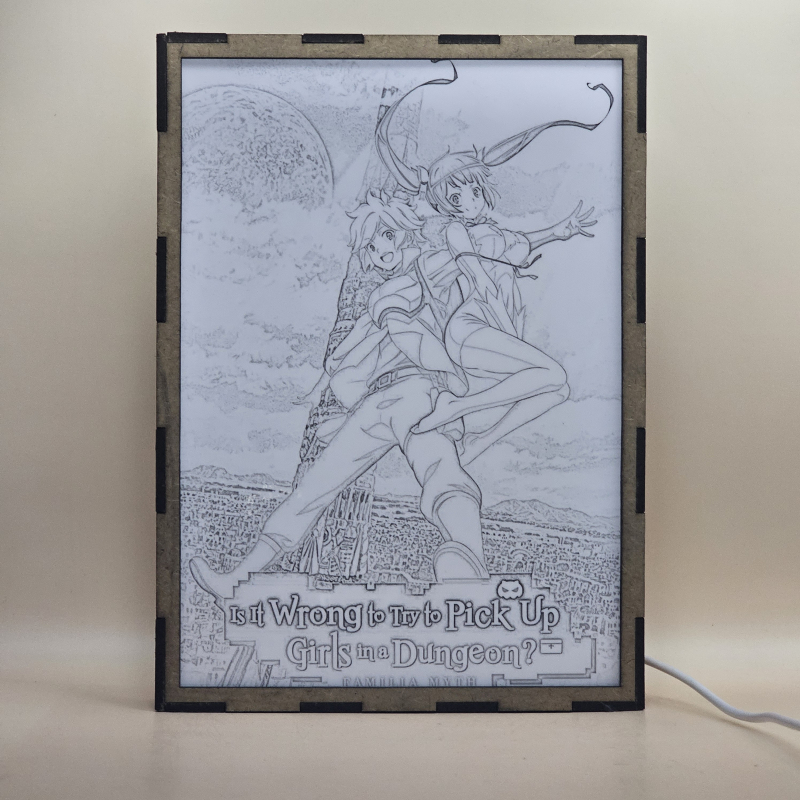 Lámpara ánime/manga  DanMachi  con doble imagen de la pareja Bell Cranel y Hestia, vista apagada, se esconde la imágen de atras.