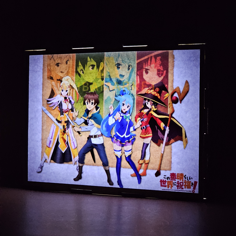 Lámpara ánime/manga  KonoSuba  con doble imagen del grupo Megumin, Kazuma Satō, Darkness y Aqua, vista encendida, donde se revela la ilustración completa al encender la luz LED.