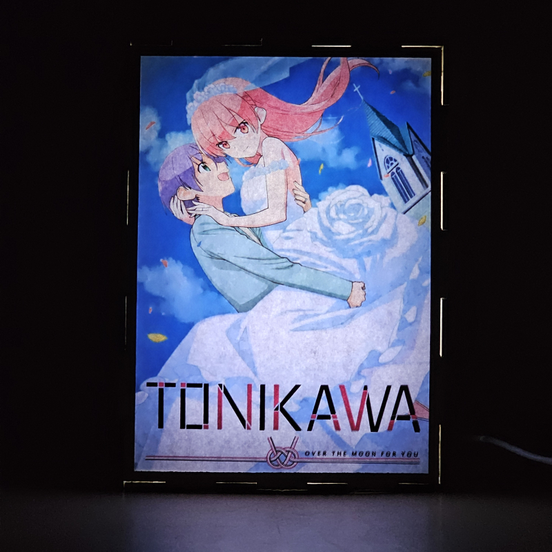 Lámpara ánime/manga  TONIKAWA: Over the Moon for You  con doble imagen de la pareja Tsukasa Tsukuyomi y Nasa Yuzaki, vista encendida, donde se revela la ilustración completa al encender la luz LED.