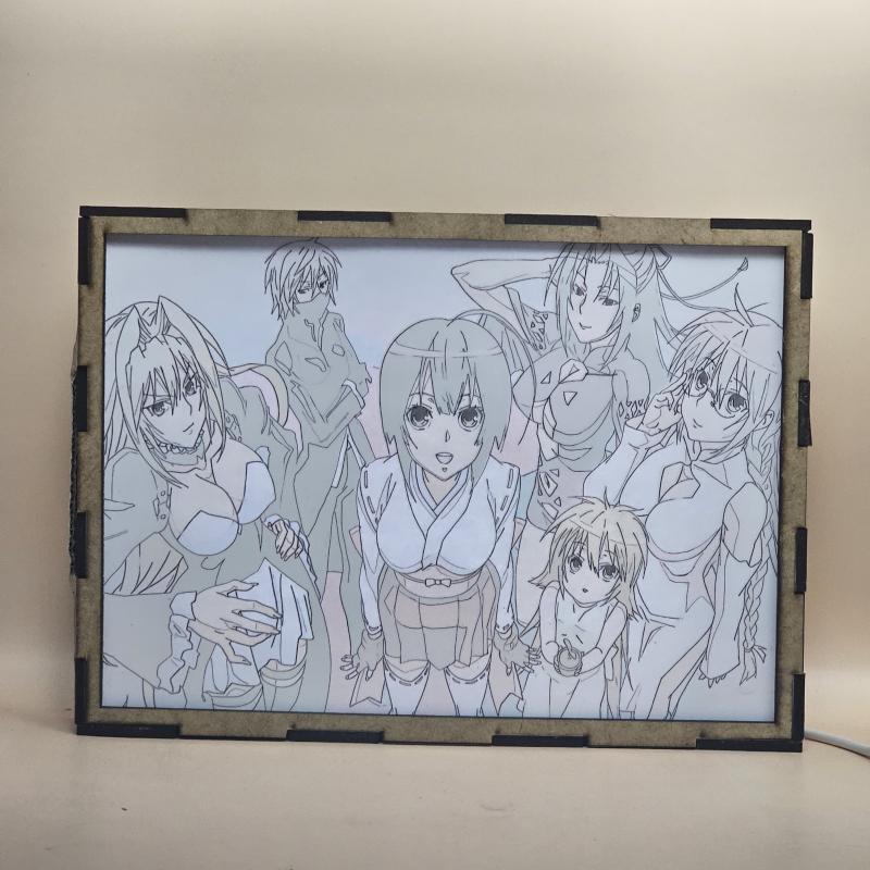 Lámpara ánime/manga  Sekirei  con doble imagen del grupo Tsukiumi, Homura, Musubi, Matsu, Kusano, Kazehana y Homura, vista encendida, con luz ambiente, donde se revela la ilustración completa al encender la luz LED.