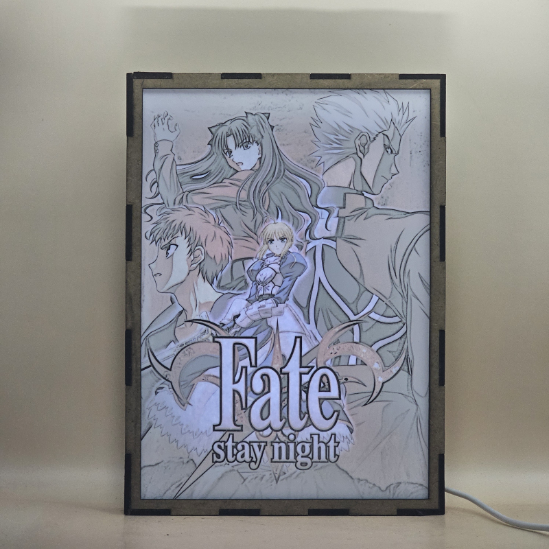 Lámpara ánime/manga  Fate/stay night  con doble imagen del grupo Shirou Emiya, Saber, Rin Tohsaka y EMIYA, vista encendida, con luz ambiente, donde se revela la ilustración completa al encender la luz LED.