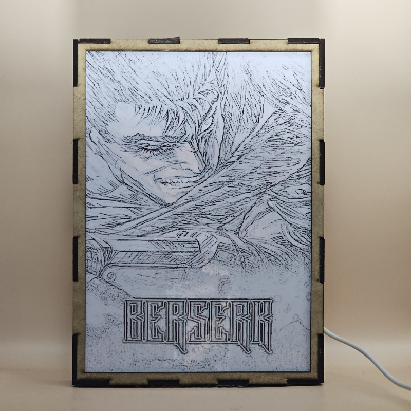Lámpara ánime/manga  Berserk  con doble imagen del personaje Guts, vista encendida, con luz ambiente, donde se revela la ilustración completa al encender la luz LED.