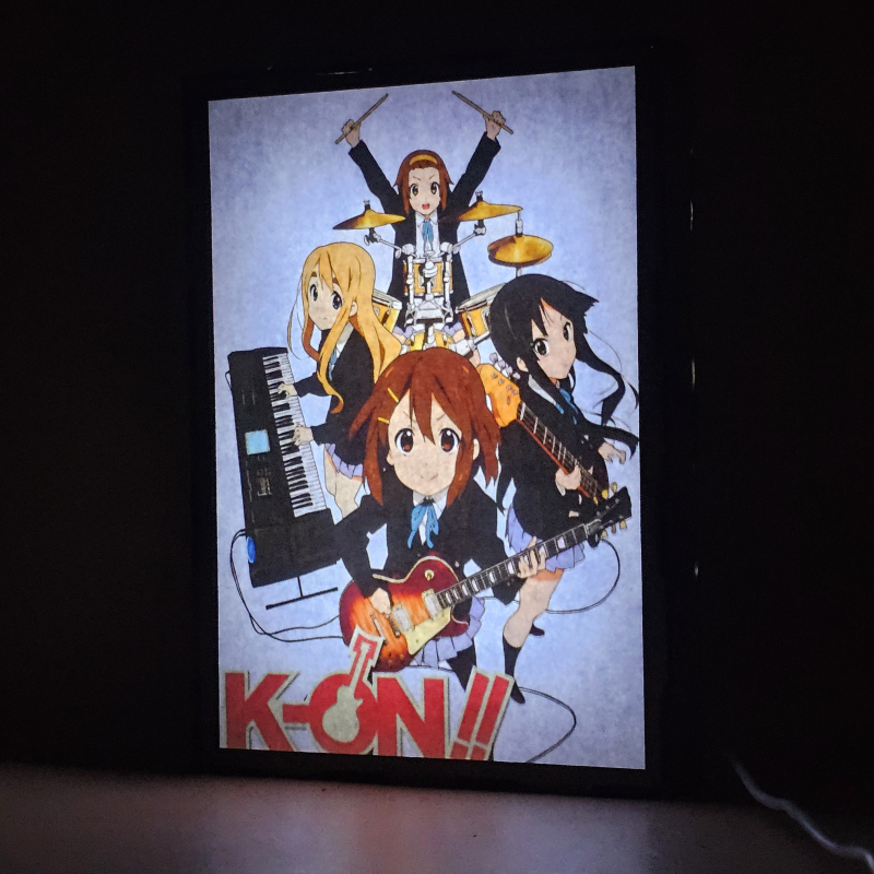 Lámpara ánime/manga  K-ON!  con doble imagen del grupo Yui Hirasawa, Mio Akiyama, Ritsu Tainaka y Tsumugi Kotobuki, vista encendida, donde se revela la ilustración completa al encender la luz LED.