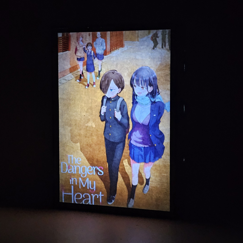 Lámpara ánime/manga  The Dangers in My Heart  con doble imagen del grupo Kyotaro Ichikawa, Anna Yamada, Chihiro Kobayashi, Moeko Sekine y Serina Yoshida, vista encendida, donde se revela la ilustración completa al encender la luz LED.