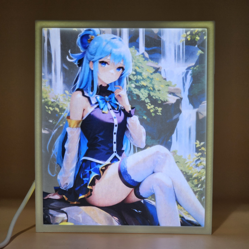 Lámpara ánime/manga  KonoSuba  con doble imagen del personaje Aqua, vista encendida, donde se revela la ilustración completa al encender la luz LED.