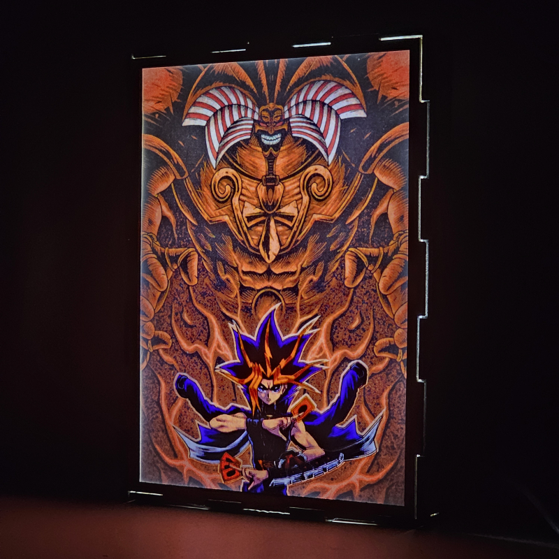 Lámpara ánime/manga  Yu-Gi-Oh!  con doble imagen del personaje Yugi Muto, vista encendida, donde se revela la ilustración completa al encender la luz LED.
