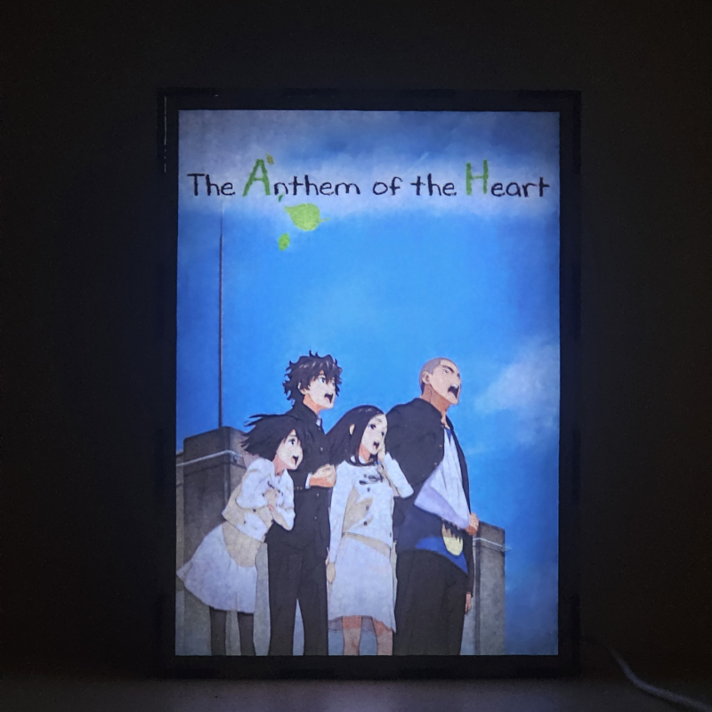 Lámpara ánime/manga  The Anthem of the Heart  con doble imagen del grupo Natsuki Nitō, Takumi Sakagami, Jun Naruse y Daiki Tasaki, vista encendida, donde se revela la ilustración completa al encender la luz LED.