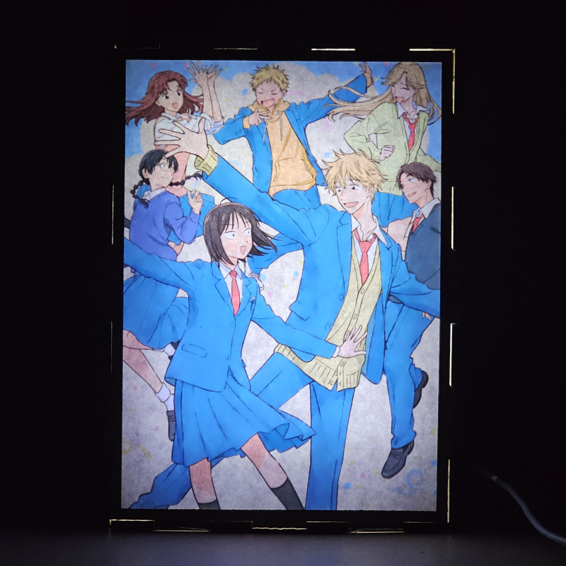 Lámpara ánime/manga  Skip to Loafer  con doble imagen del grupo Mitsumi Iwakura, Sosuke Shima, Mika Egashira, Yuzuki Murashige, Makoto Kurume, Kento Yamada y Tsukasa Mukai, vista encendida, donde se revela la ilustración completa al encender la luz LED.